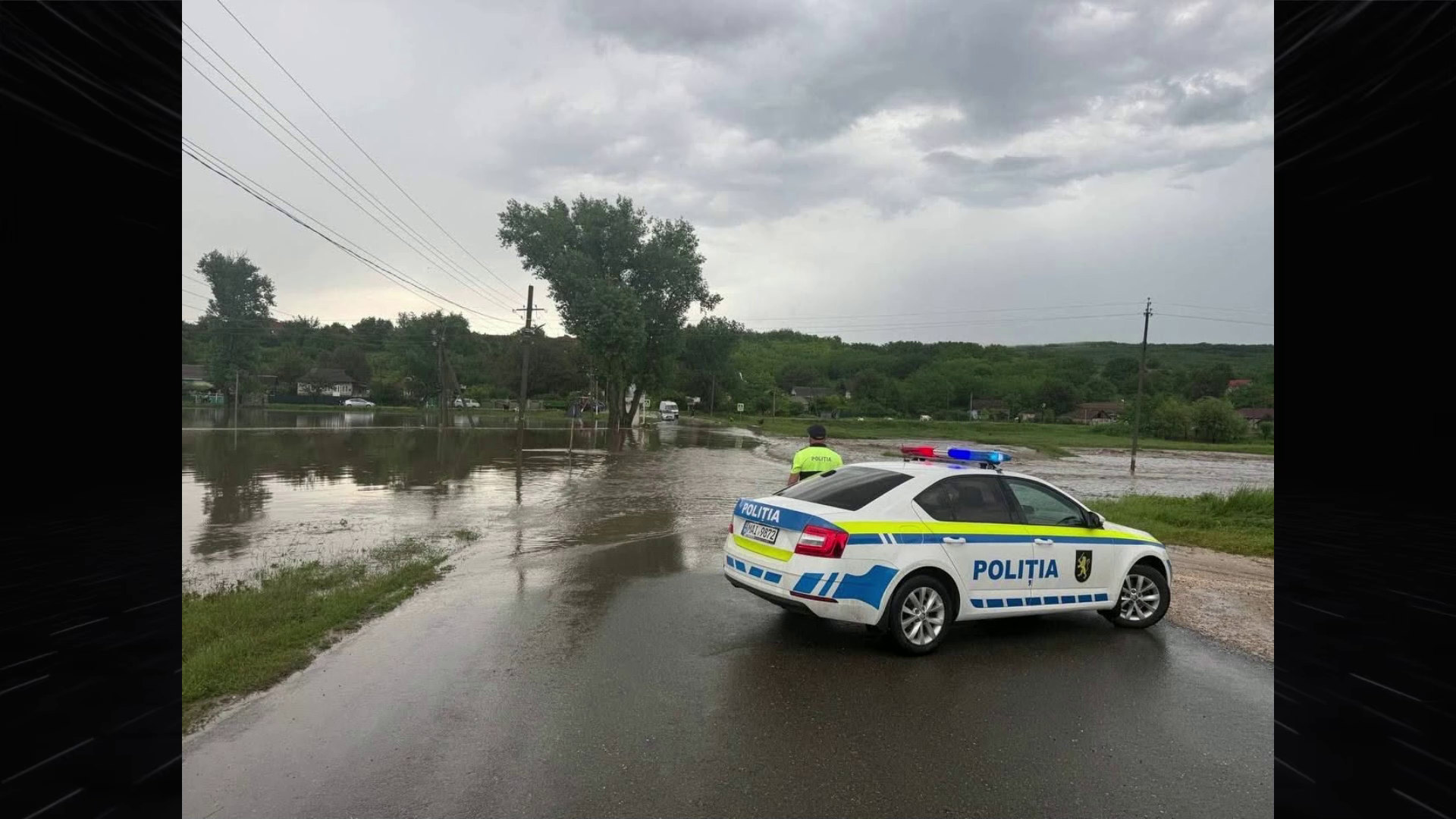 Drumuri inundate și circulație suspendată în unele localități