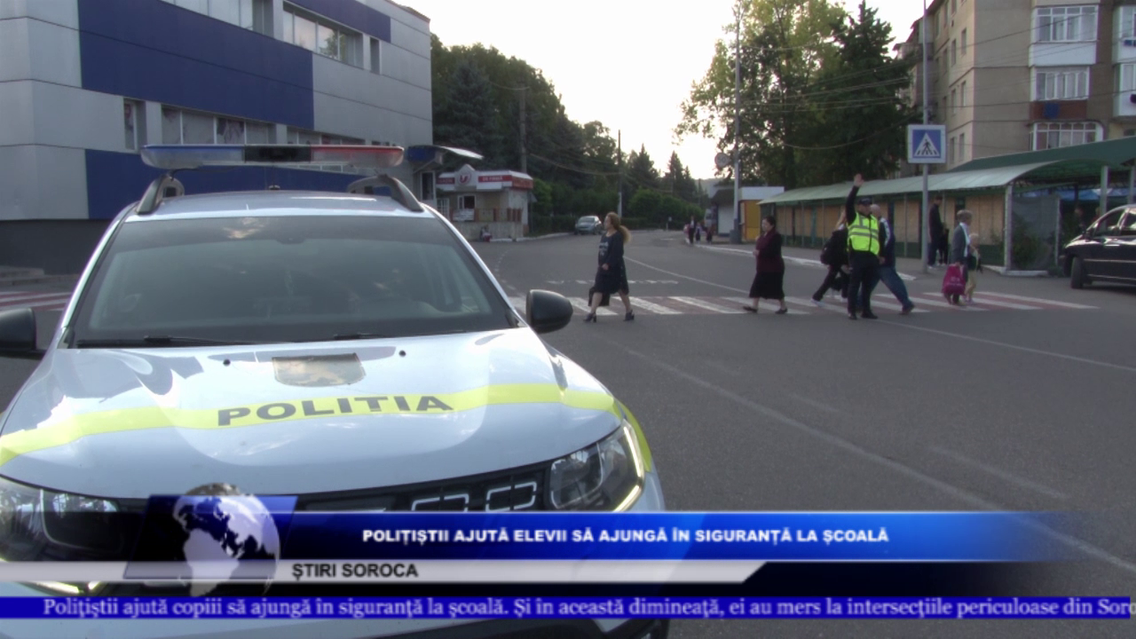 Polițiștii ajută elevii să ajungă în siguranță la școală