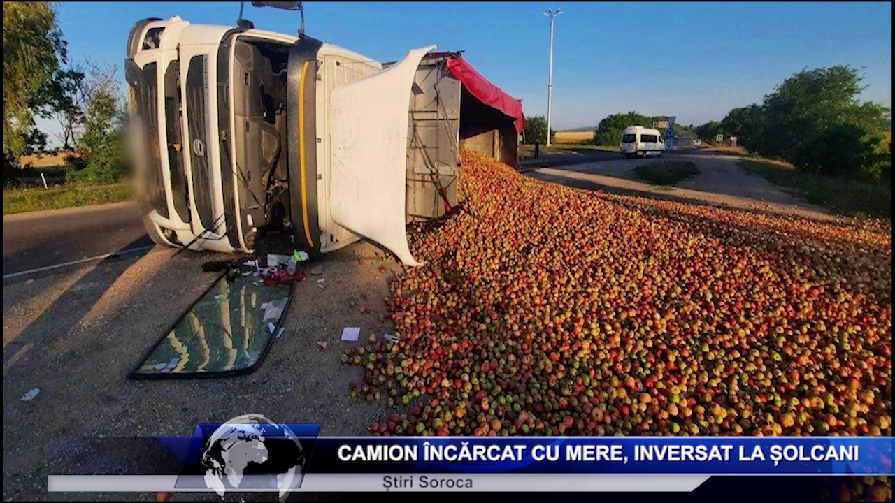Camion încărcat cu mere inversat la Solcani