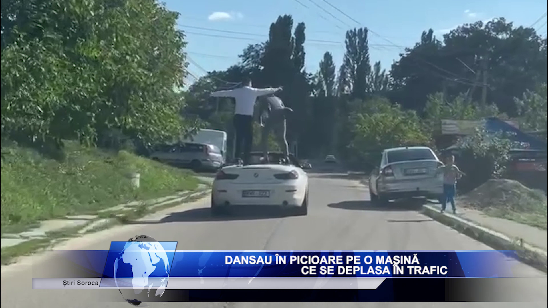 Dansau în picioare pe o mașină ce se deplasa