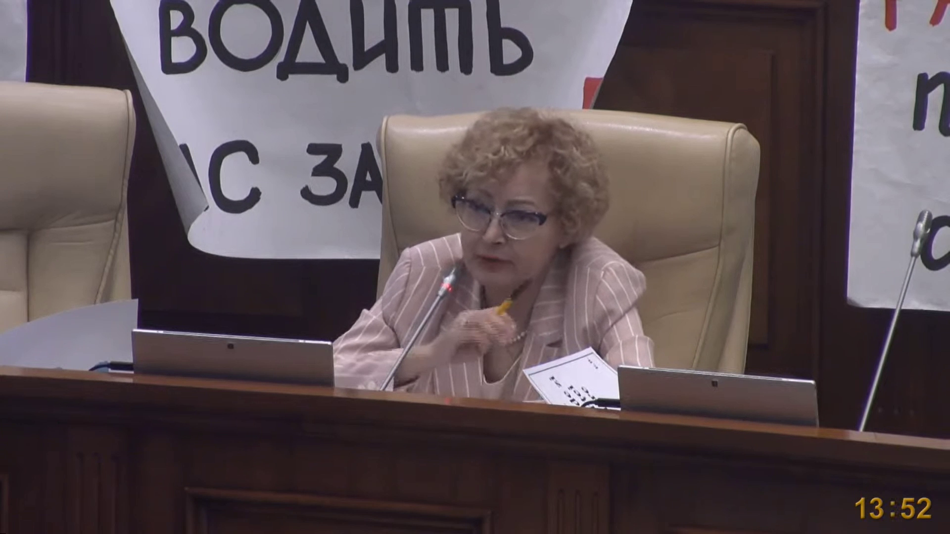 Replici acide în Parlament 